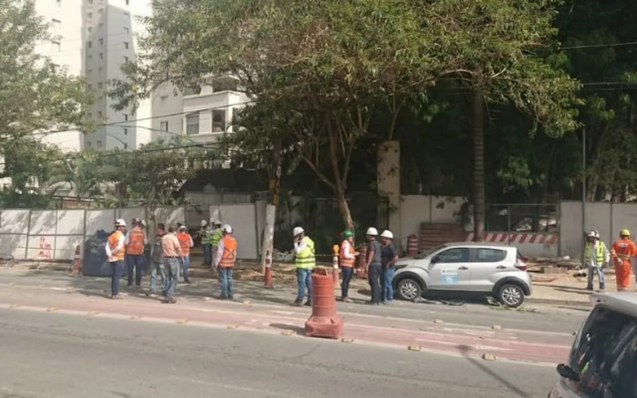 Cratera se abre em quadra de condomínio vizinho à obra do metrô em SP