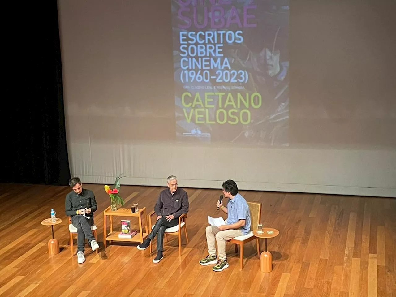 Caetano Veloso fala sobre relação com o cinema em lançamento de livro no Rio