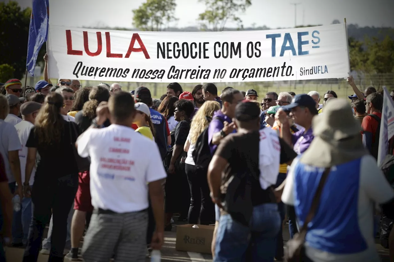 Greve na educação: professores recusam proposta de reajuste salarial do governo