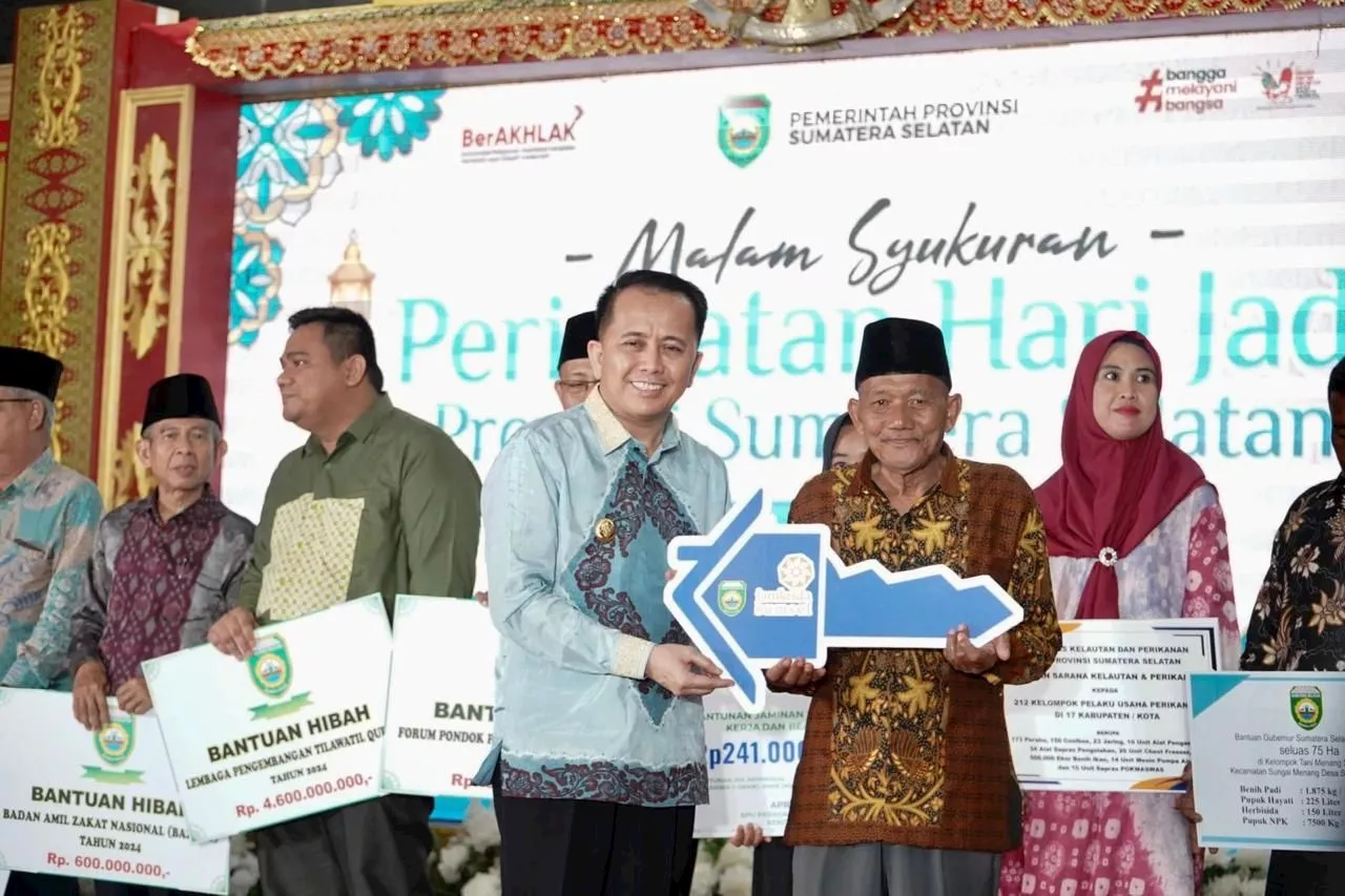 Pj Gubernur Agus Fatoni Serahkan Berbagai Bantuan & Penghargaan di Acara HUT ke-78 Sumsel