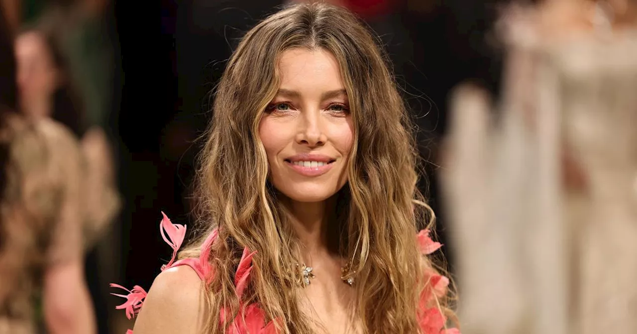 Jessica Biel renoue avec son carré d'adolescente et divise ses fans