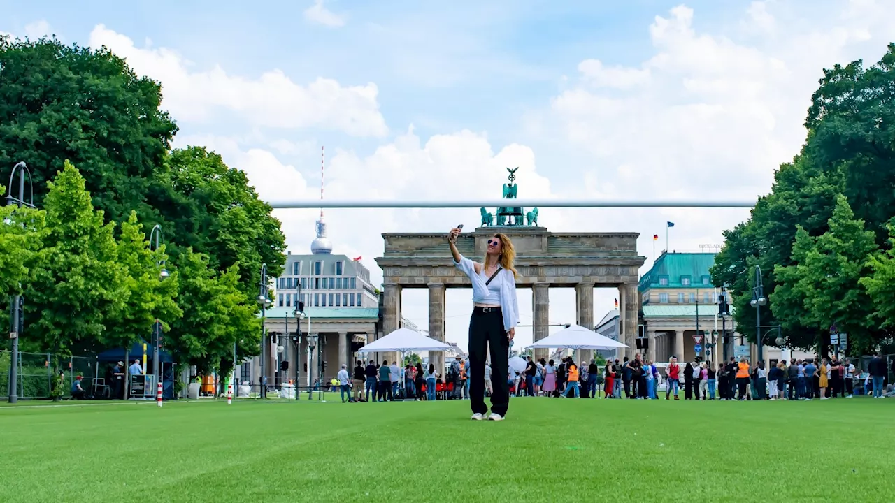 EM: Wie Berlin den Fußball-Sommer in der Fan Zone feiert