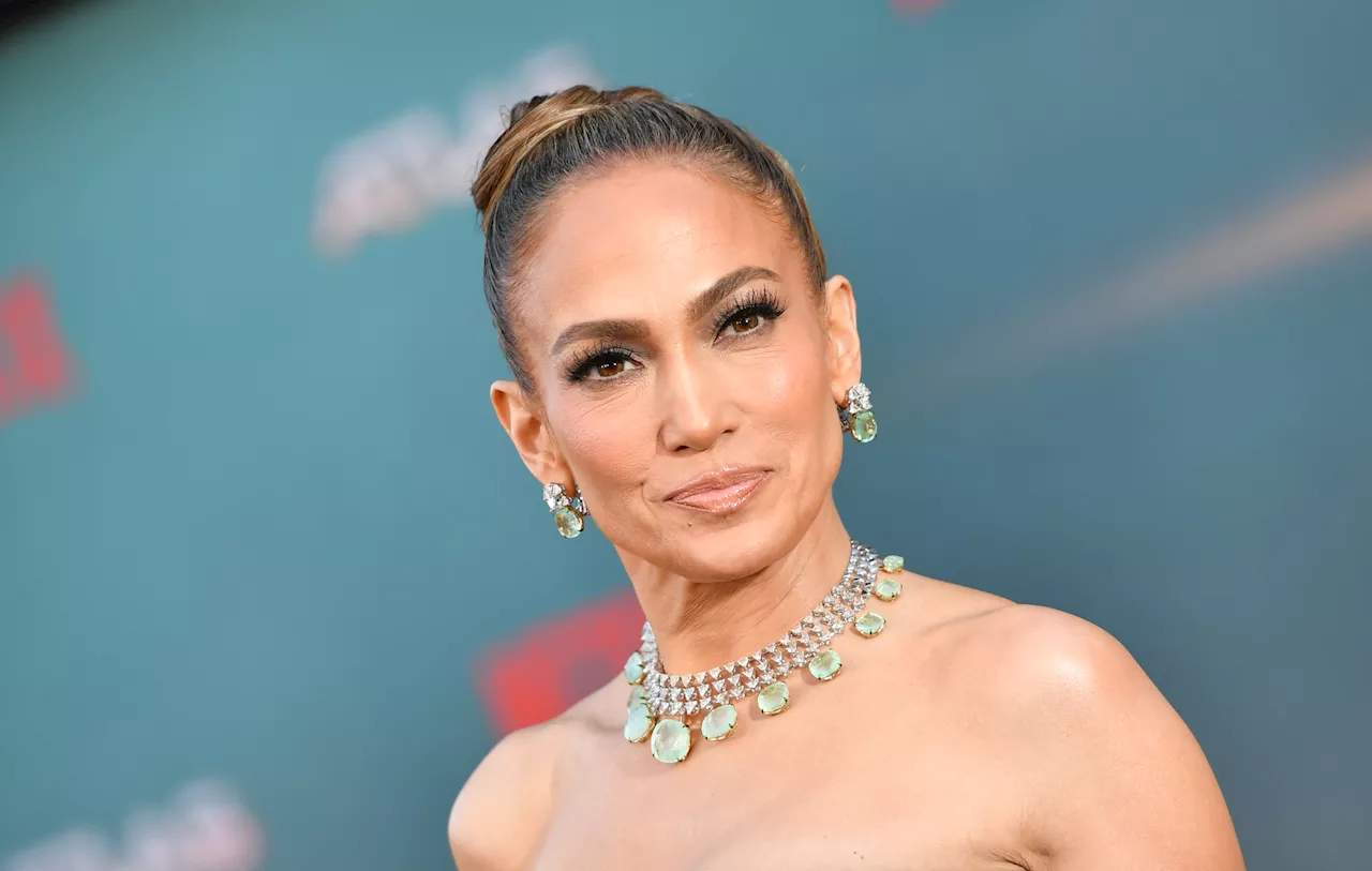 Jennifer Lopez rocks wedding ring on carpet amid Ben Affleck rumors