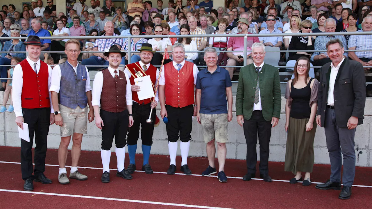 Musik im Gleichschritt im Waidhofner Alpenstadion