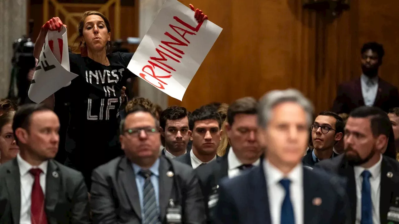 Activistas irrumpen durante testimonio de Blinken para acusarlo de 'criminal de guerra'