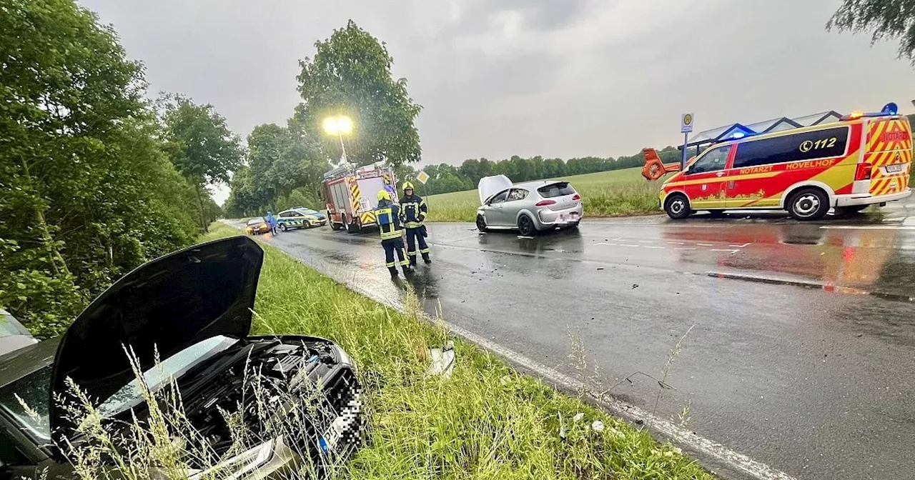 Unfall auf Hövelhofer Kreuzung: Mann (36) muss schwer verletzt ins Krankenhaus