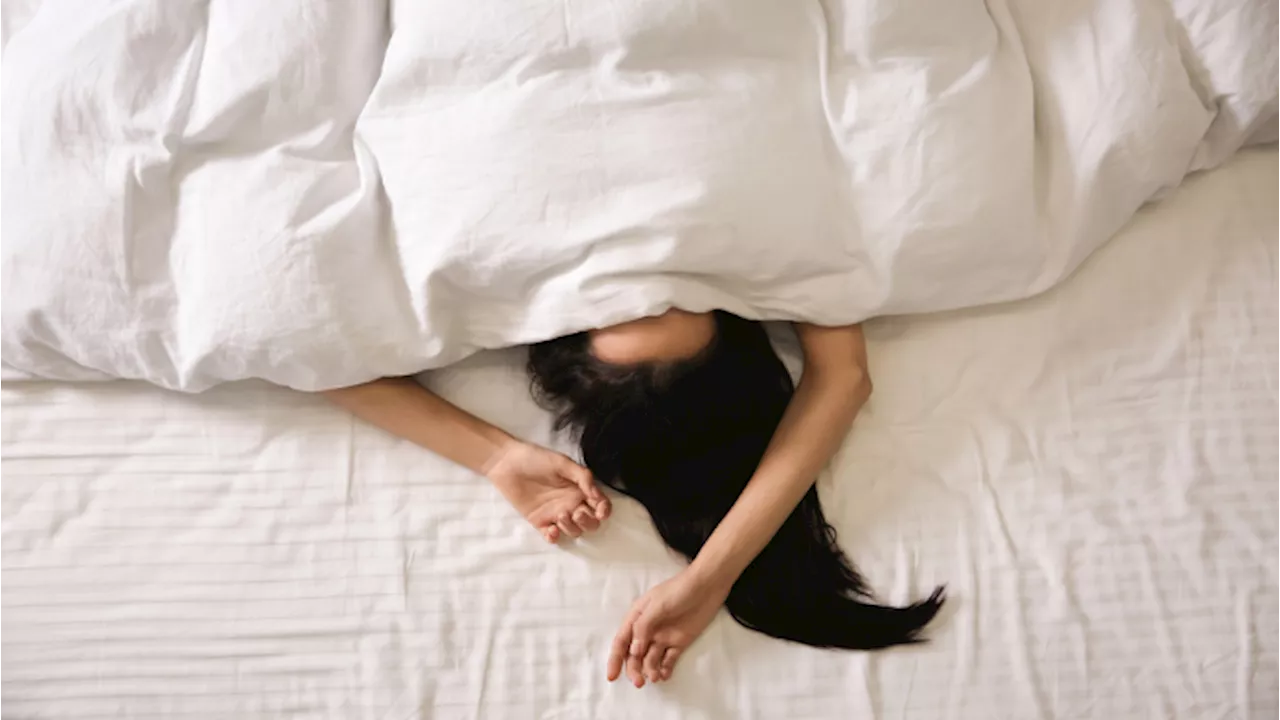 Chi dorme di più, mangia meno: che legame c’è tra sonno e fame?