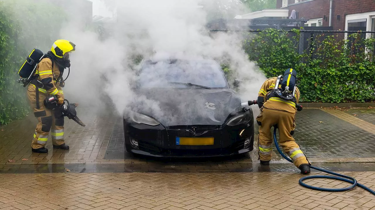 112-nieuws: elektrische auto vliegt in brand • wateroverlast na noodweer