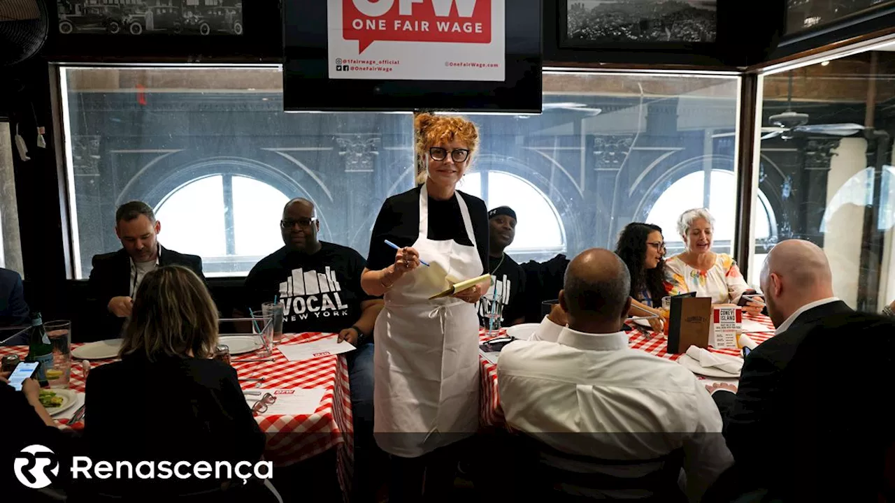 Susan Sarandon volta a ser empregada de mesa para exigir salários dignos