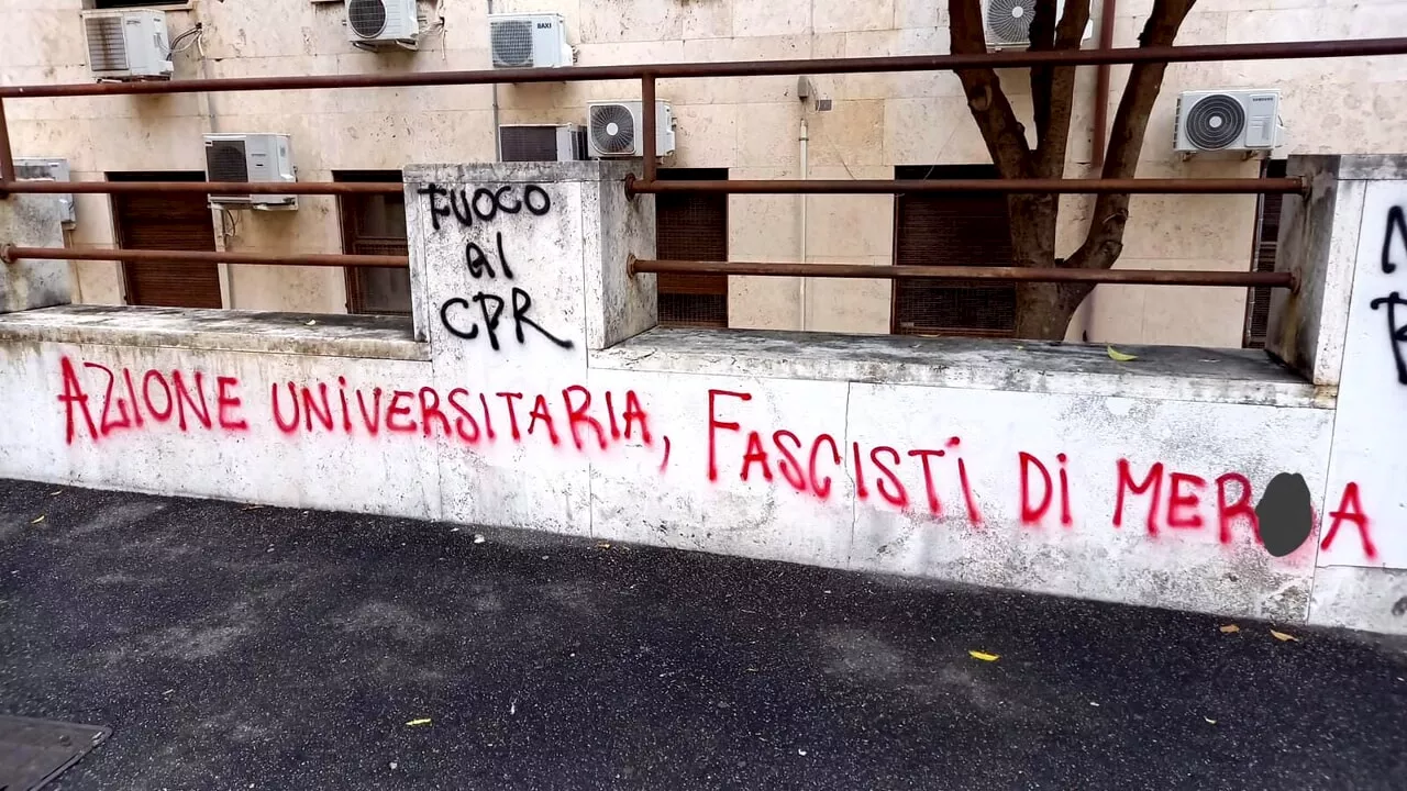 "Azione Universitaria tutti appesi": scritte contro l'associazione di destra alla Sapienza