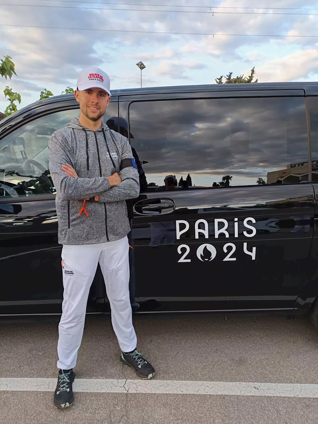 Ce gendarme de Dordogne fait partie des coureurs qui protègent la flamme olympique