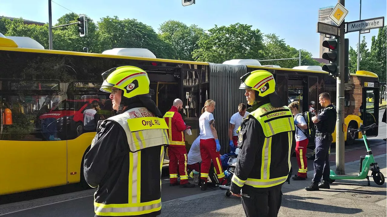 Acht Menschen bei Unfall verletzt : Linienbus in Berlin-Spandau muss Gefahrenbremse machen