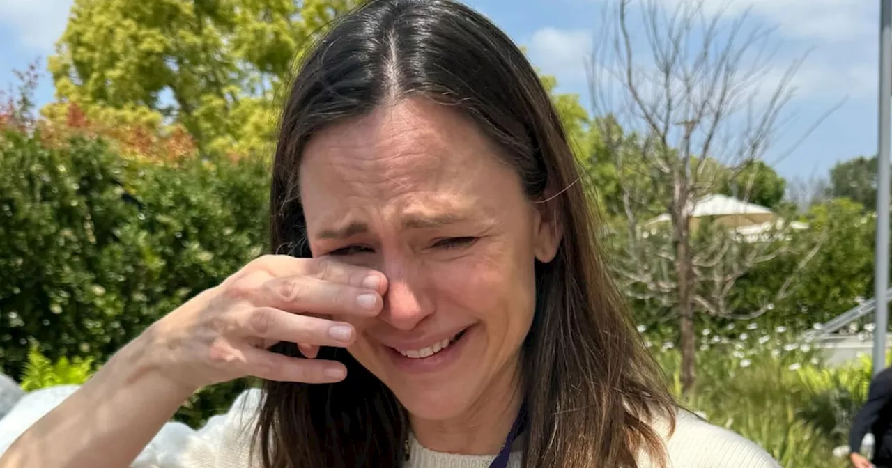 Jennifer Garner Shares Photos Of Herself Crying After Her Child ...