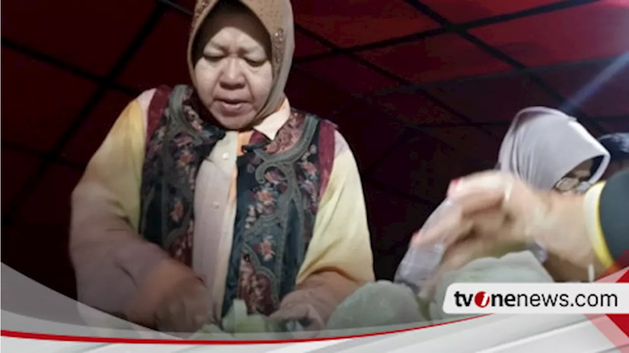 Mensos Risma Bantu Masak-Masak di Dapur Pengungsian Banjir Bandang Sumatera Barat