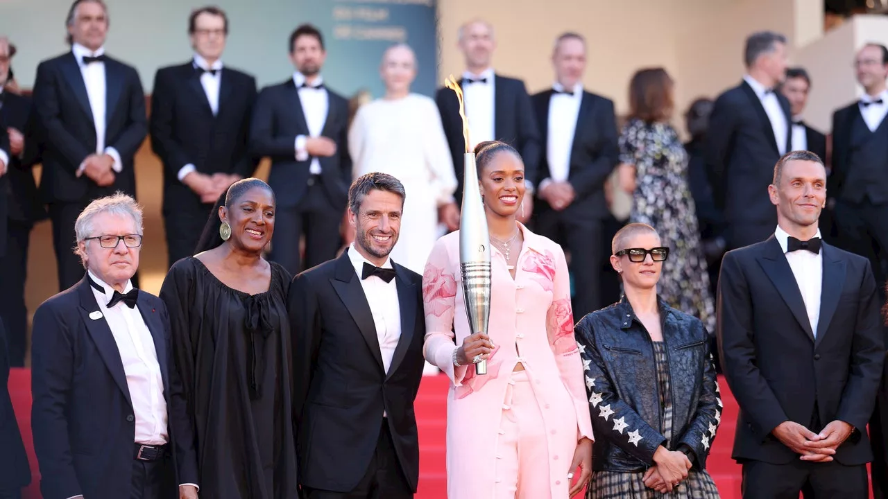 Festival de Cannes 2024 : la flamme olympique fait une apparition remarquée sur le tapis rouge