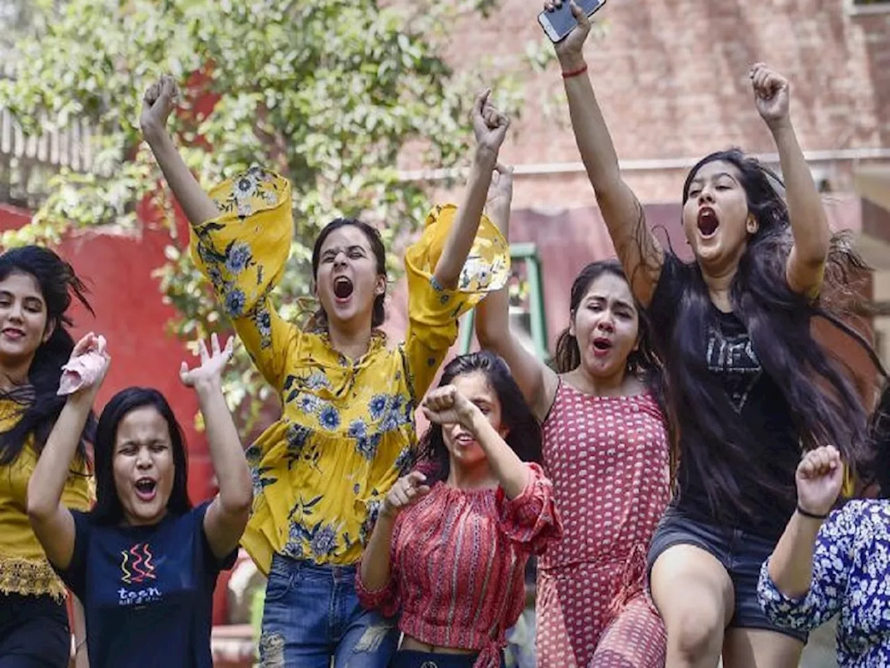 Maharashtra HSC Board Result : बारावीचा निकाल जाहीर; कोकणानं मारली बाजी, यंदाही मुलींचीच आघाडी