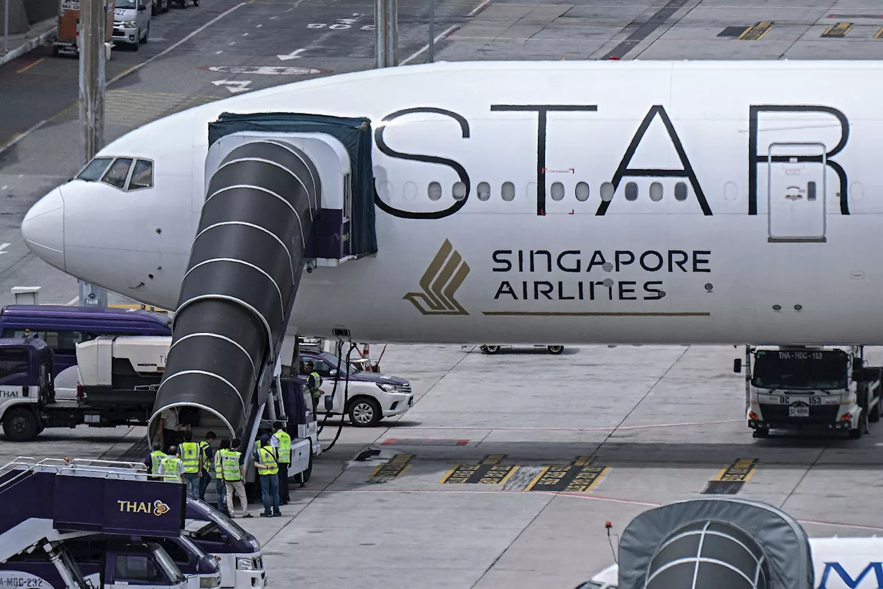 Turbolenza su volo della Singapore Airlines, ricoverati in terapia intensiva 20 passeggeri