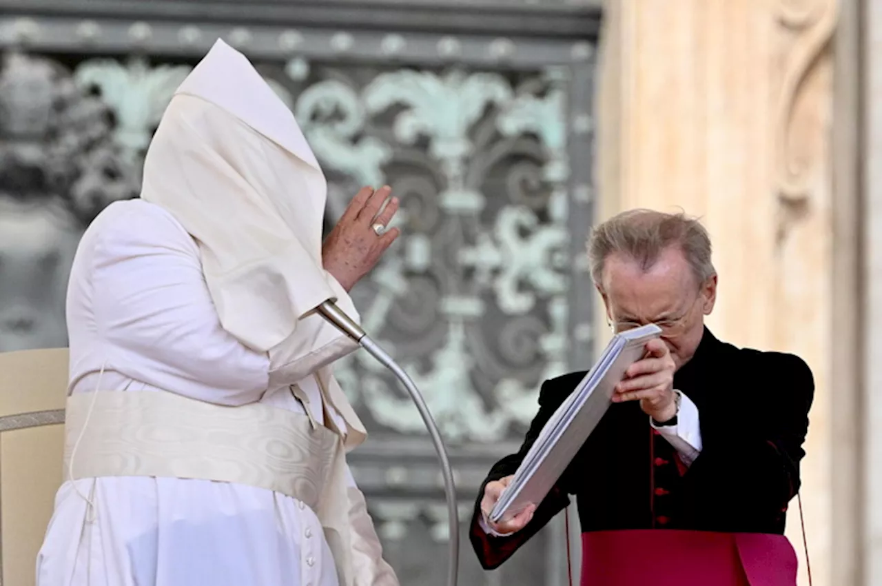 Papa Francesco, colpo di vento a Piazza San Pietro