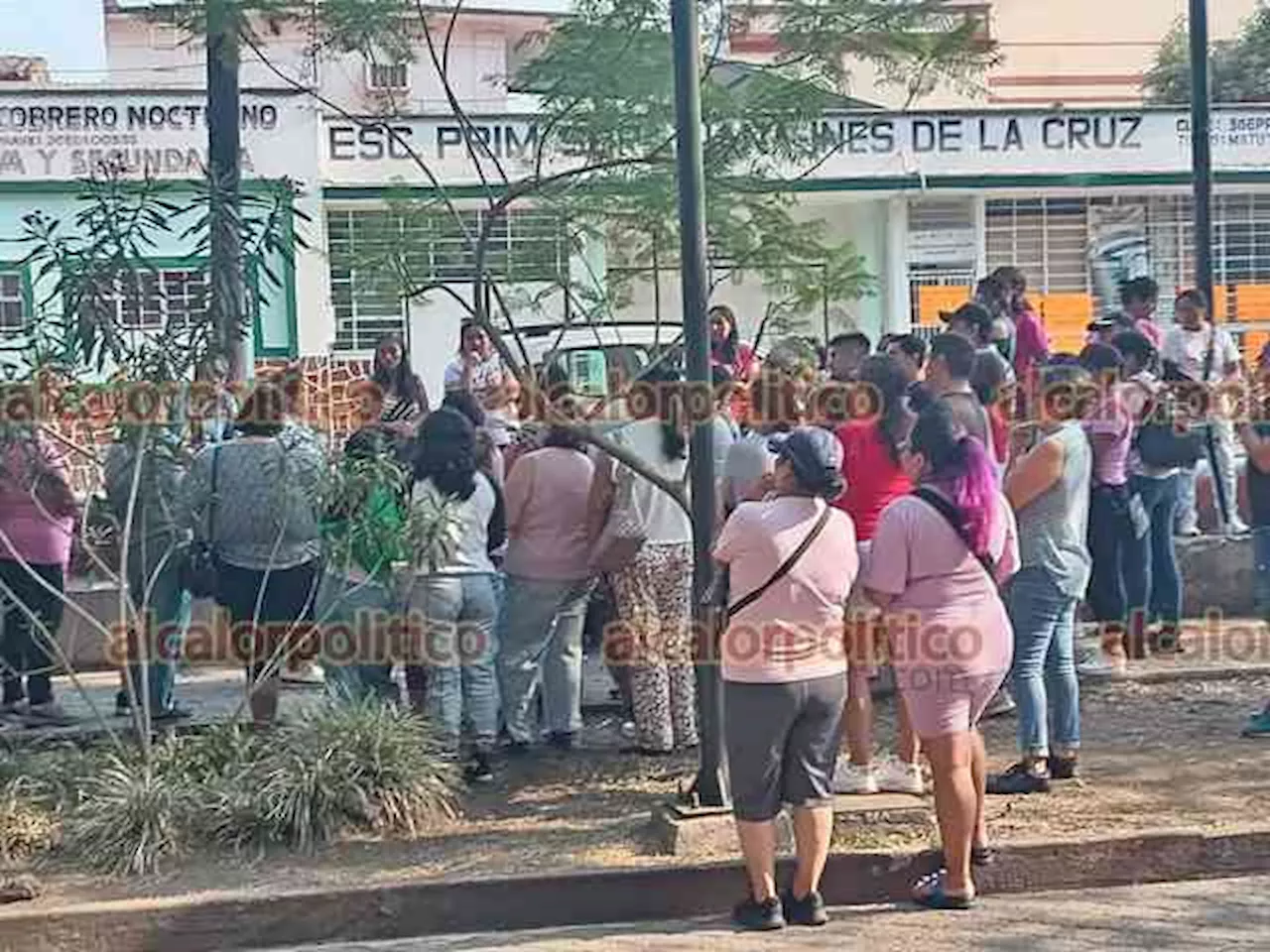 En Orizaba, con toma de Supervisión Escolar papás exigen reinstalar a docente