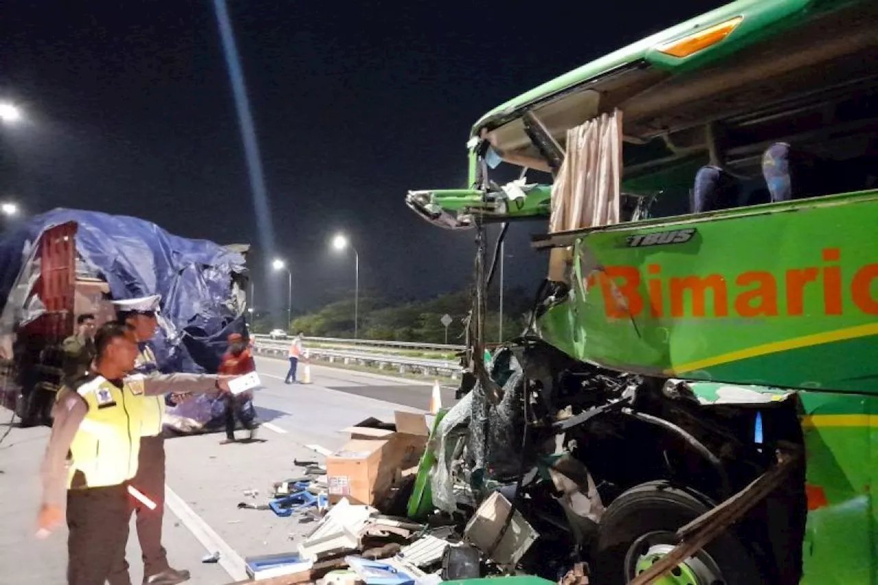 Bus pariwisata tabrak truk di Tol Jombang dua meninggal