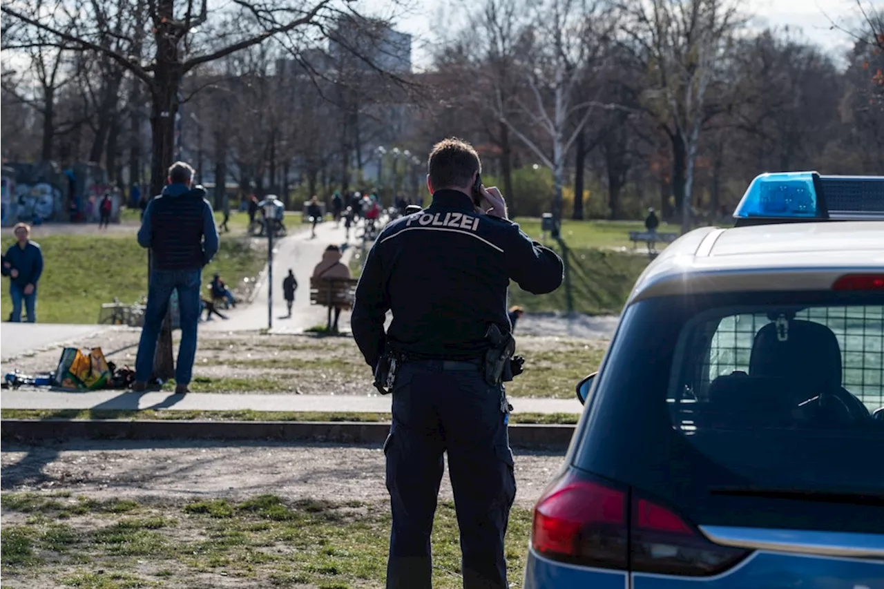 Volkspark Friedrichshain: Räuber schlägt Opfer Waffe auf den Kopf