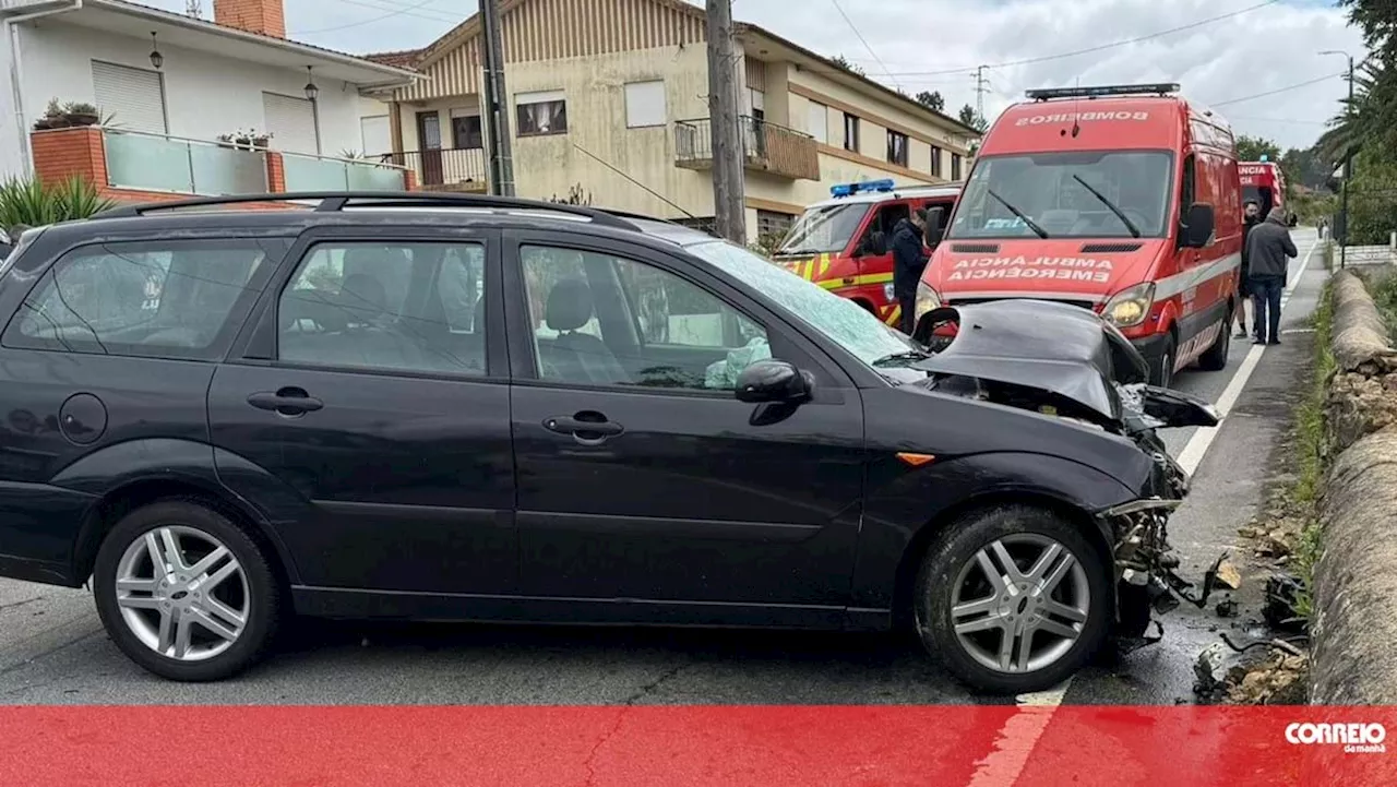 Colisão entre dois carros faz três feridos em Oliveira de Azeméis