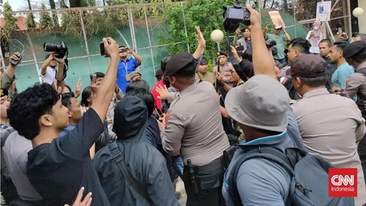 Gabungan Jurnalis Sulsel Demo RUU Penyiaran Sempat Ricuh dengan Pol PP