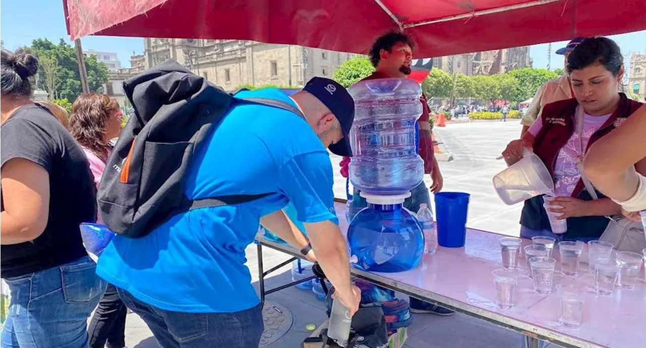 Cientos de personas visitan los puntos de hidratación instalados en el Zócalo capitalino para refrescarse