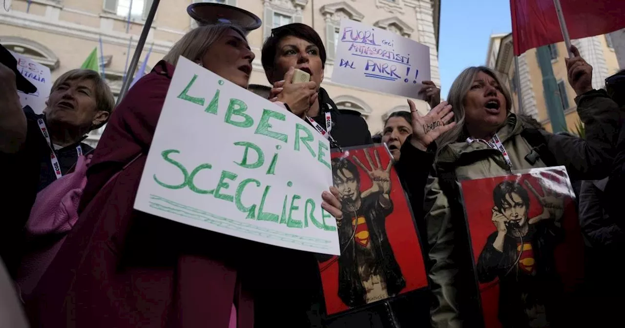 La legge 194 compie 46 anni, gli anti-abortisti presentano il manifesto in Senato