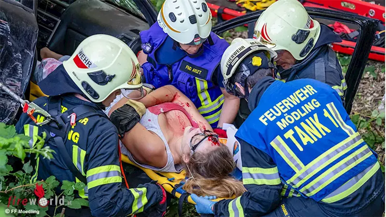 Nö: Große Unfall-Einsatzübung Pkw-Autobus für Feuerwehr Mödling und Rettungsdienst