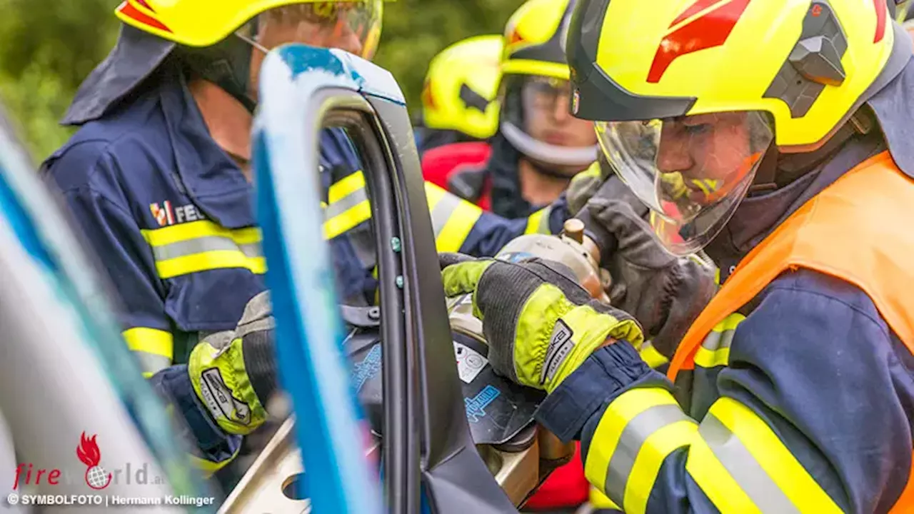 Tirol: Pkw-Kollision mit zwei Verletzten (54, 71) in Schwaz, eine Person eingeklemmt