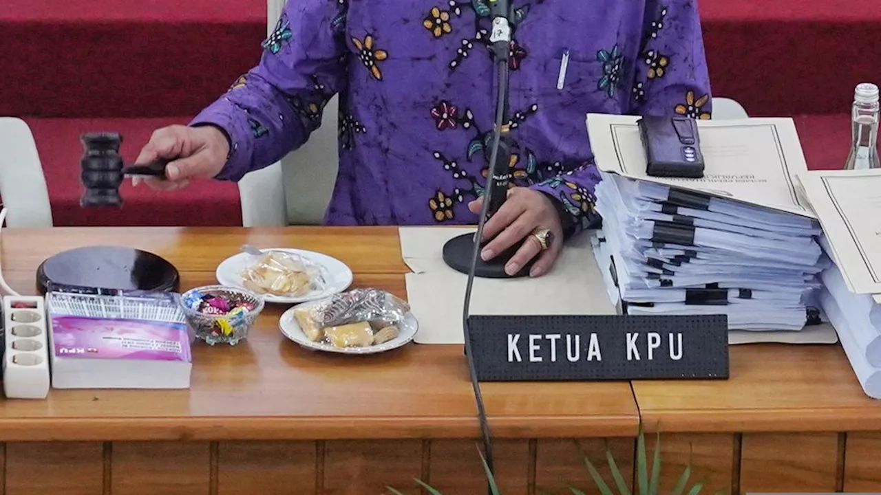 Sidang Perdana Kasus Asusila Ketua KPU di DKPP, Hasyim Hanya Tersenyum