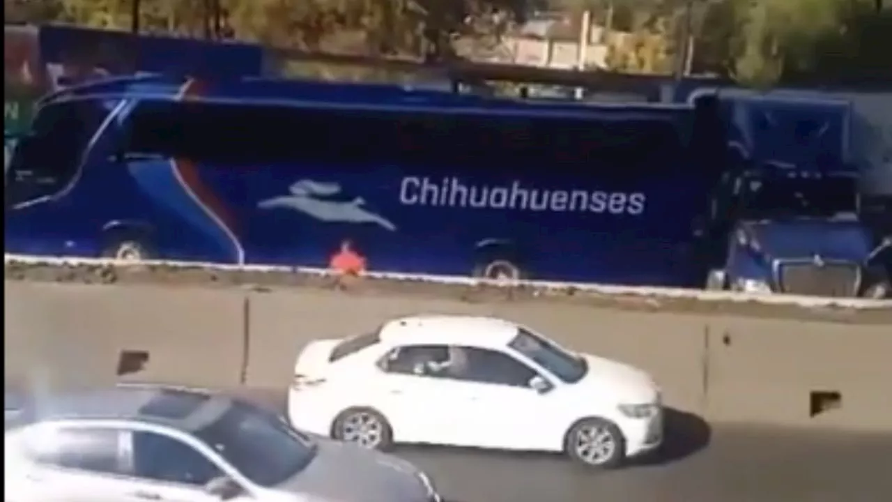 Tráiler embiste a autobús de pasajeros y colapsa la circulación en la autopista México Cuernavaca