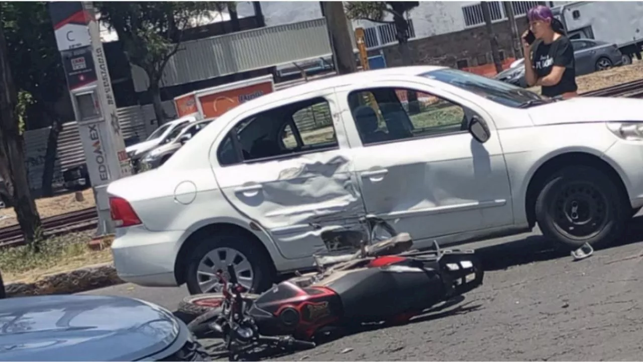 VIDEO: captan el momento en que motociclista muere tras impactarse contra automóvil en Ecatepec