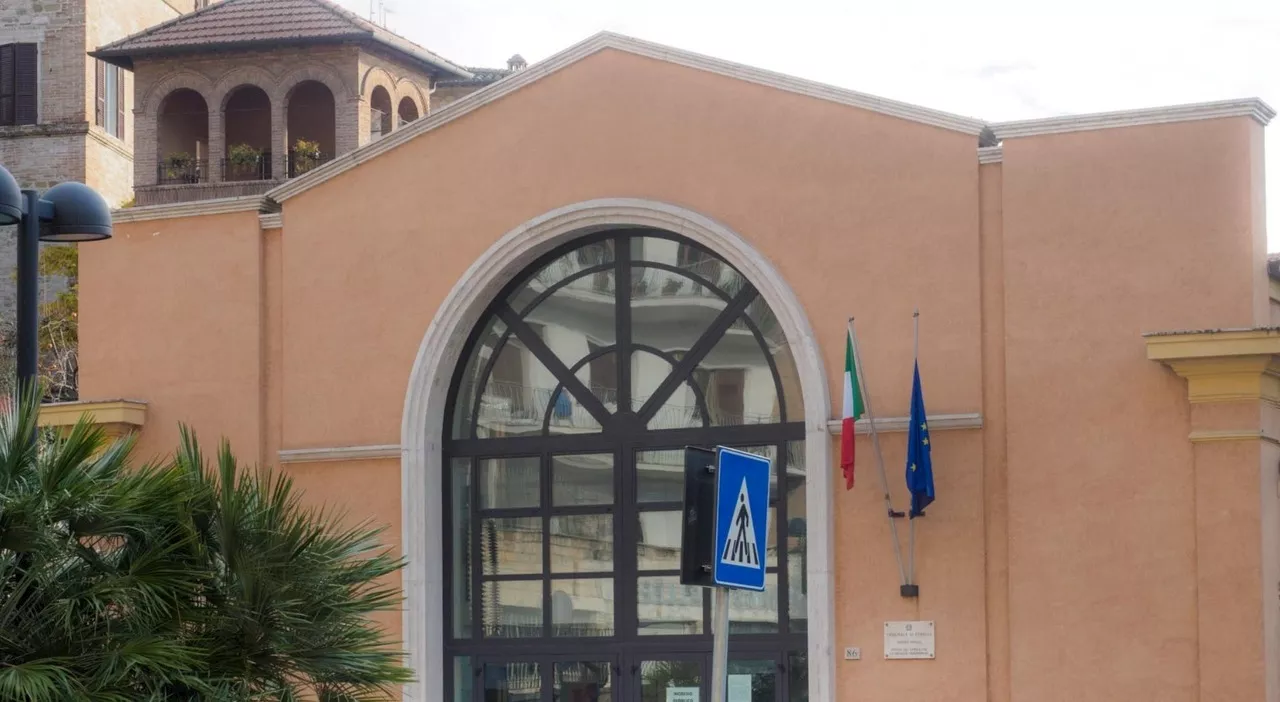 «A Perugia false esenzioni per evitare il vaccino anti Covid»: tre medici a processo. E fuori scatta la manife