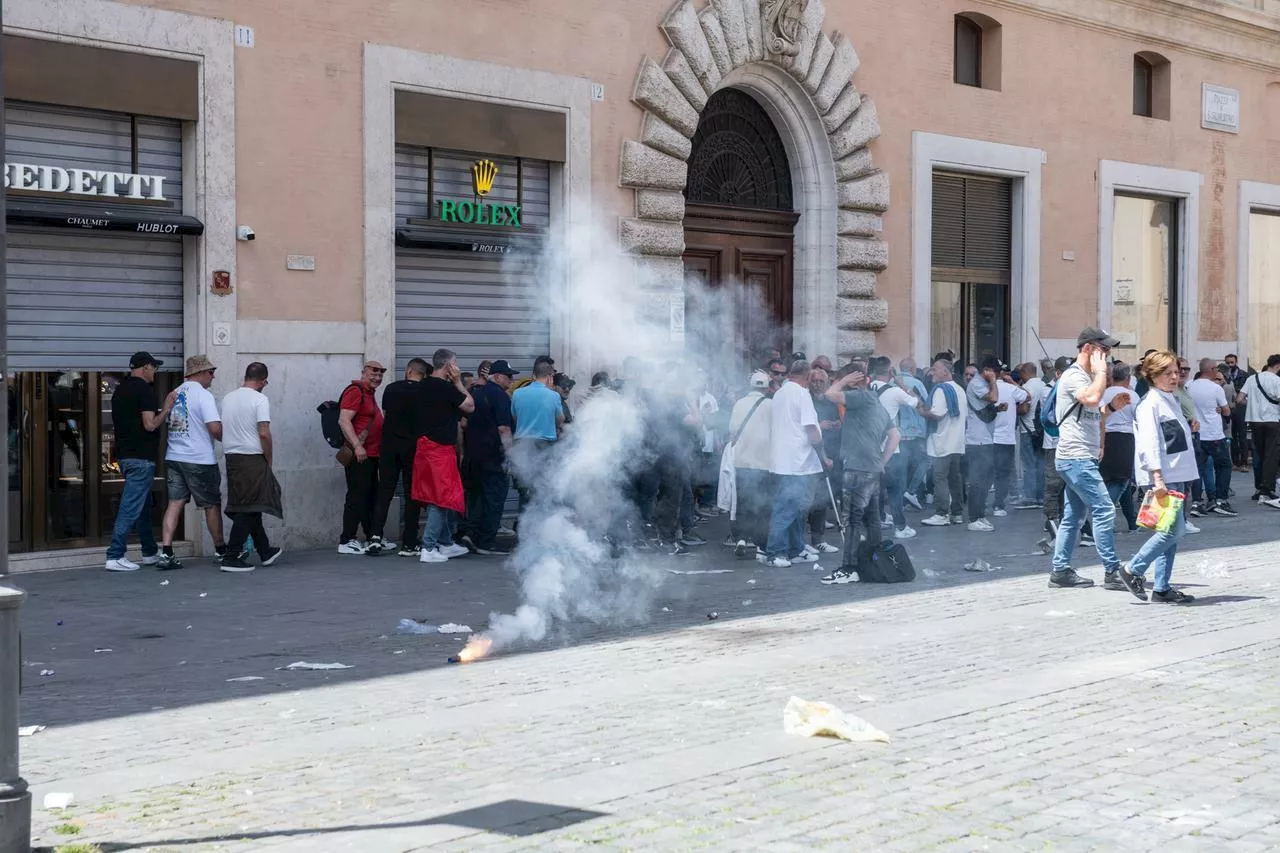 Bombe carta e tensioni, Roma nel caos per i taxi. E la categoria si spacca