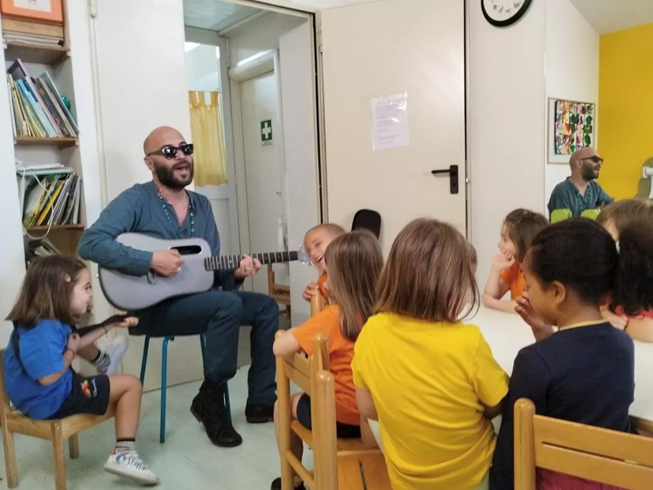 Giuliano Sangiorgi canta a scuola della figlia Stella: «Una sorpresa, per loro e per me»