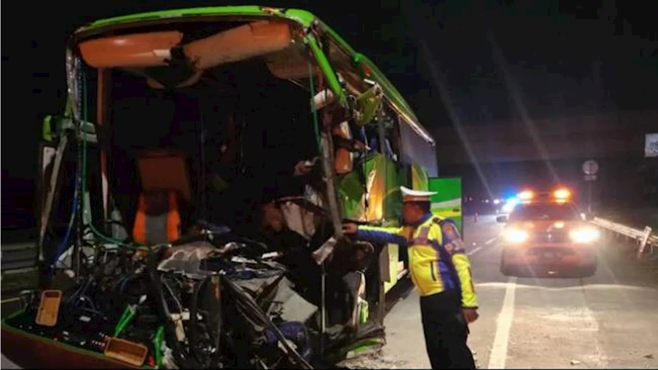 Kronologi Bus Rombongan SMP Tabrak Truk di Tol Jombang, 2 Orang Tewas