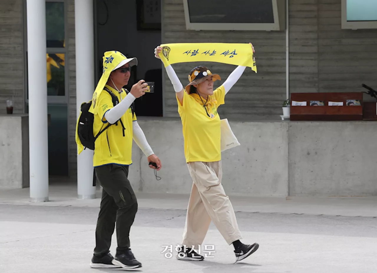 [정동길 옆 사진관] 추모 발걸음 이어지는 봉하마을…노무현 전 대통령 15주기