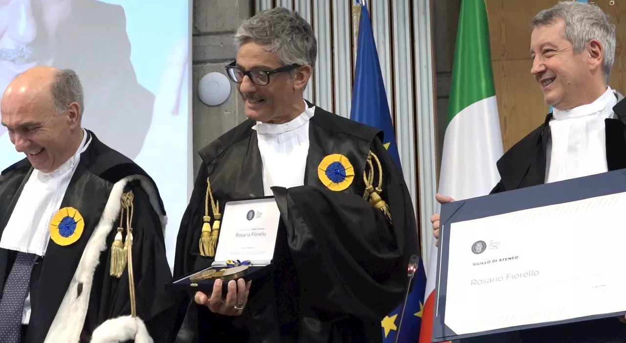 Fiorello si laurea: «Mamma ce l'abbiamo fatta». Allo showman il Sigillo di Ateneo dell’Università di Urbino