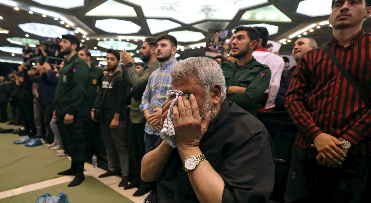 Raisi, il leader di Hamas presente ai funerali a Teheran: migliaia di iraniani riuniti in preghiera