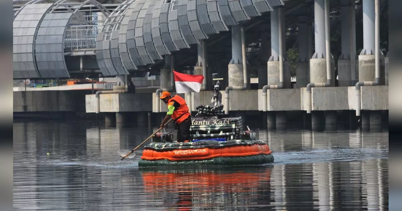 FOTO: Uniknya Perahu Berbahan Sampah Botol Plastik, Modelnya Terinspirasi Kapal Tempur Antasena