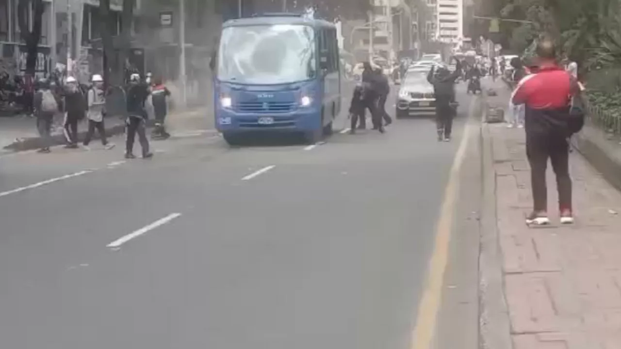 Encapuchados atacan un bus del SITP frente a la Universidad Pedagógica en Bogotá