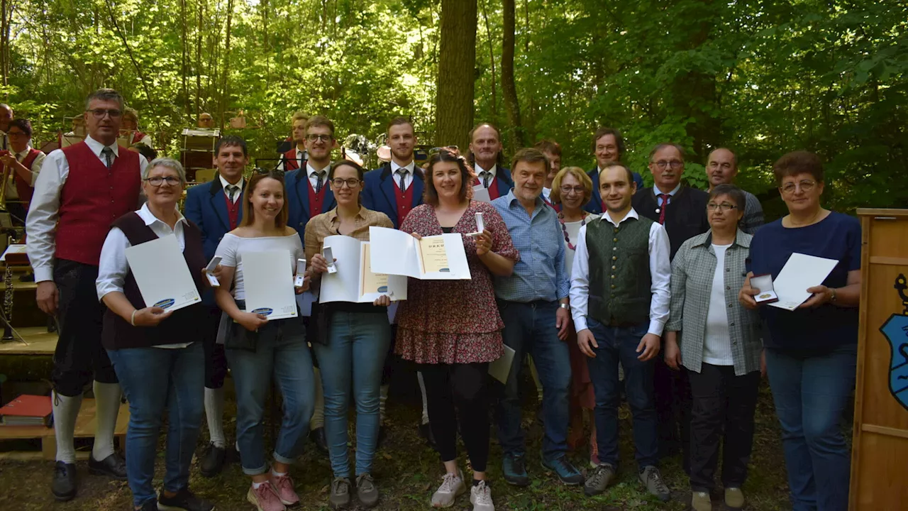 Waldfest ohne Strom und Wasser, aber mit Musik und Ehrungen