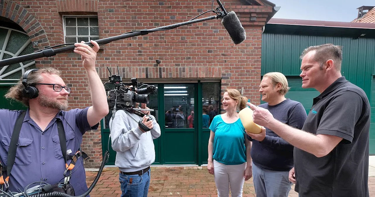 TV-Dreharbeiten laufen: Promi-Koch besucht Bauernhof zwischen Gütersloh und Bielefeld