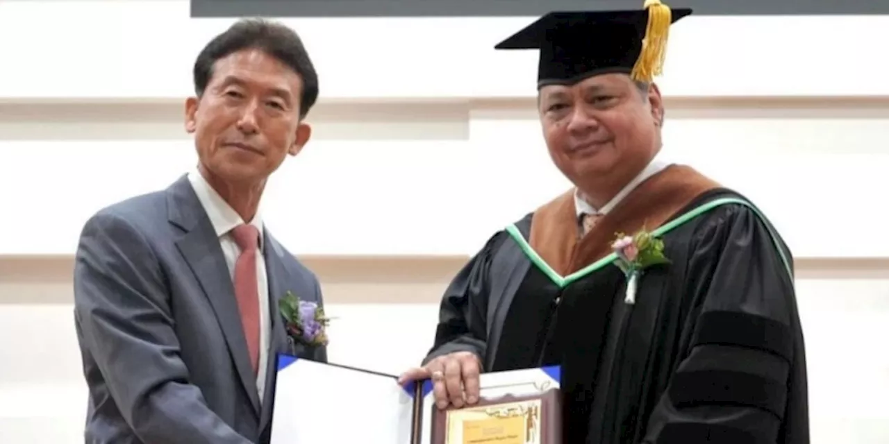 Rektor UGM Beri Selamat atas Gelar Doktor Honoris Causa Airlangga Hartarto