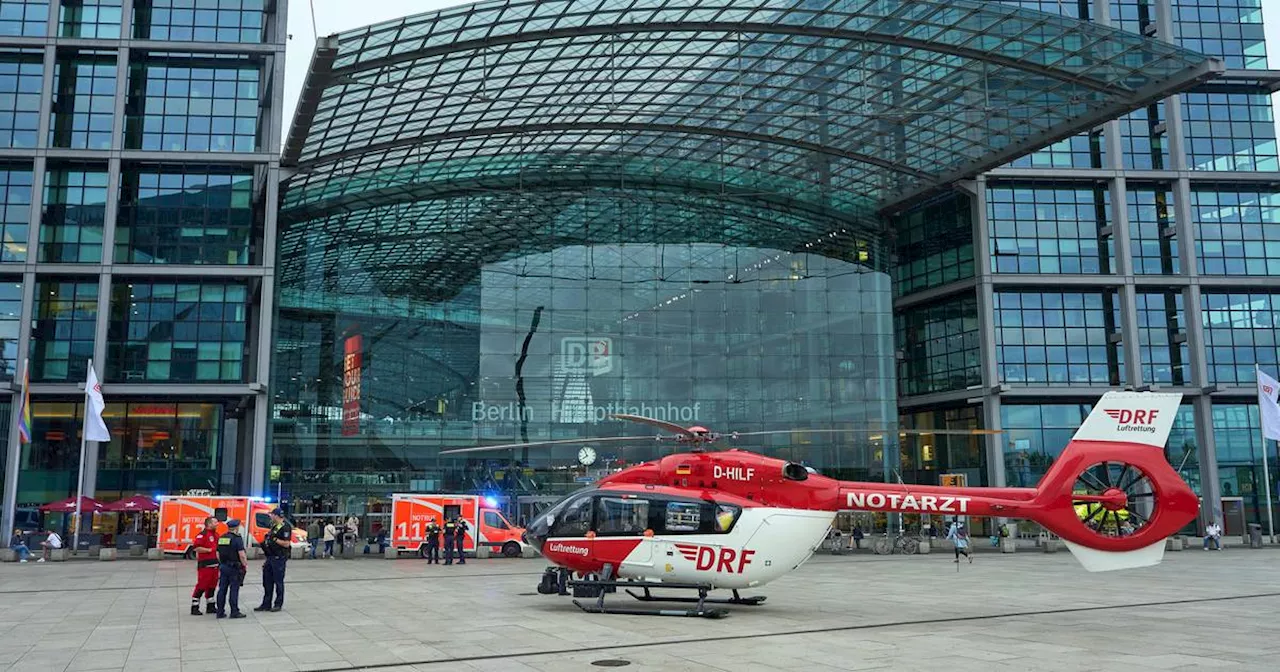 Berliner Hauptbahnhof​: Frau gerät unter ICE und stirbt – Kind schwer verletzt ​