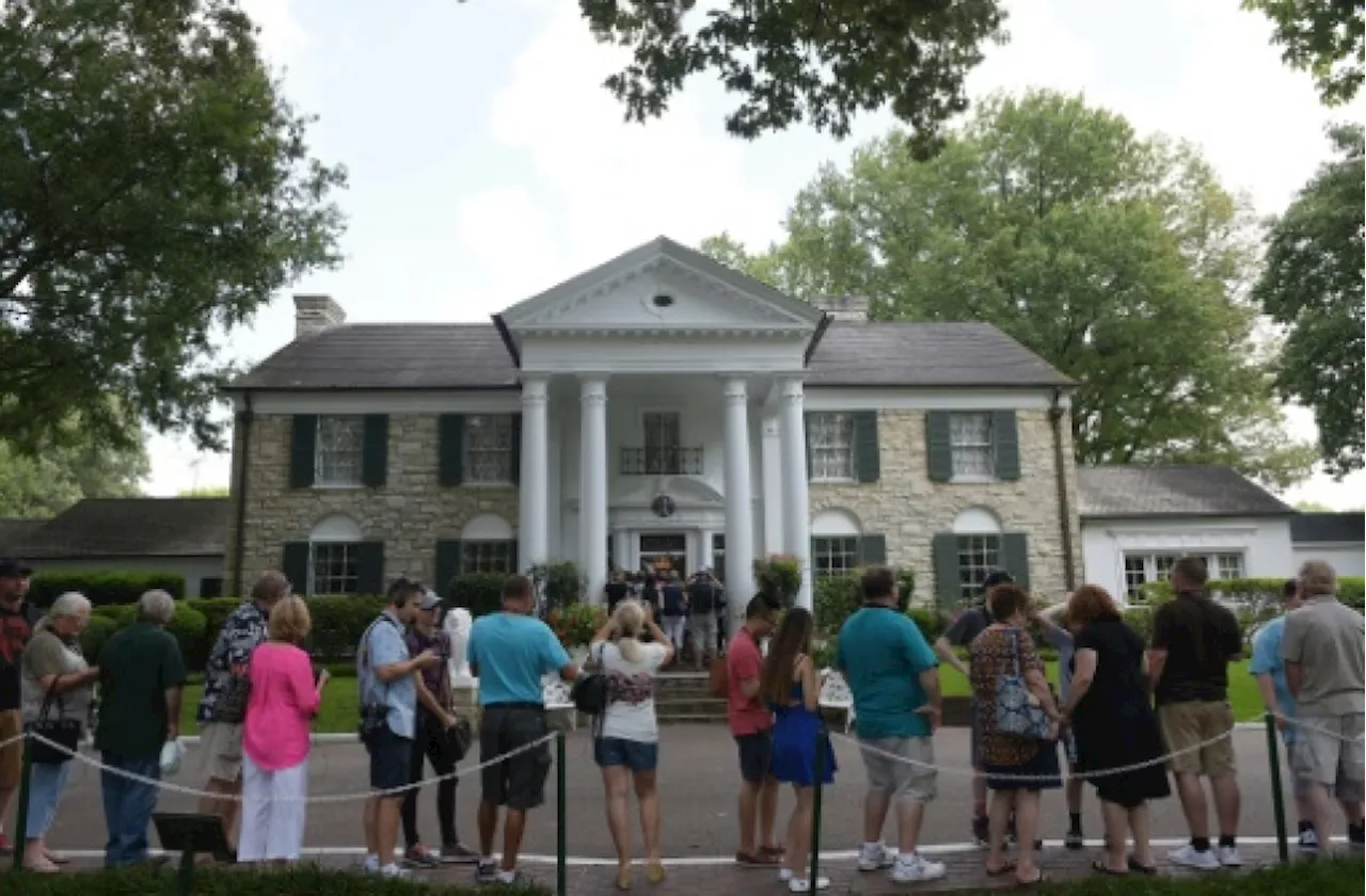 La petite-fille d'Elvis Presley demande la suspension de la vente de Graceland, la propriété du 'King'