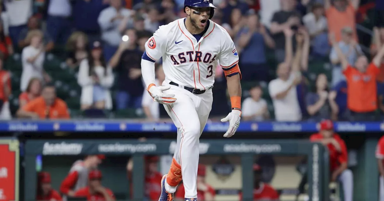 Tucker pega 2 jonrones y Astros superan a Angelinos con hit de Peña en la 10ma