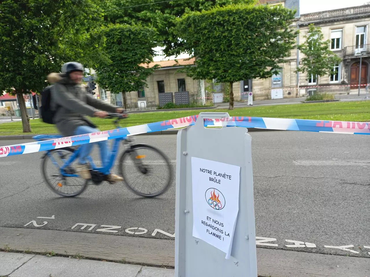 À Bordeaux, des affiches anti Jeux olympiques fleurissent sur le parcours de la flamme